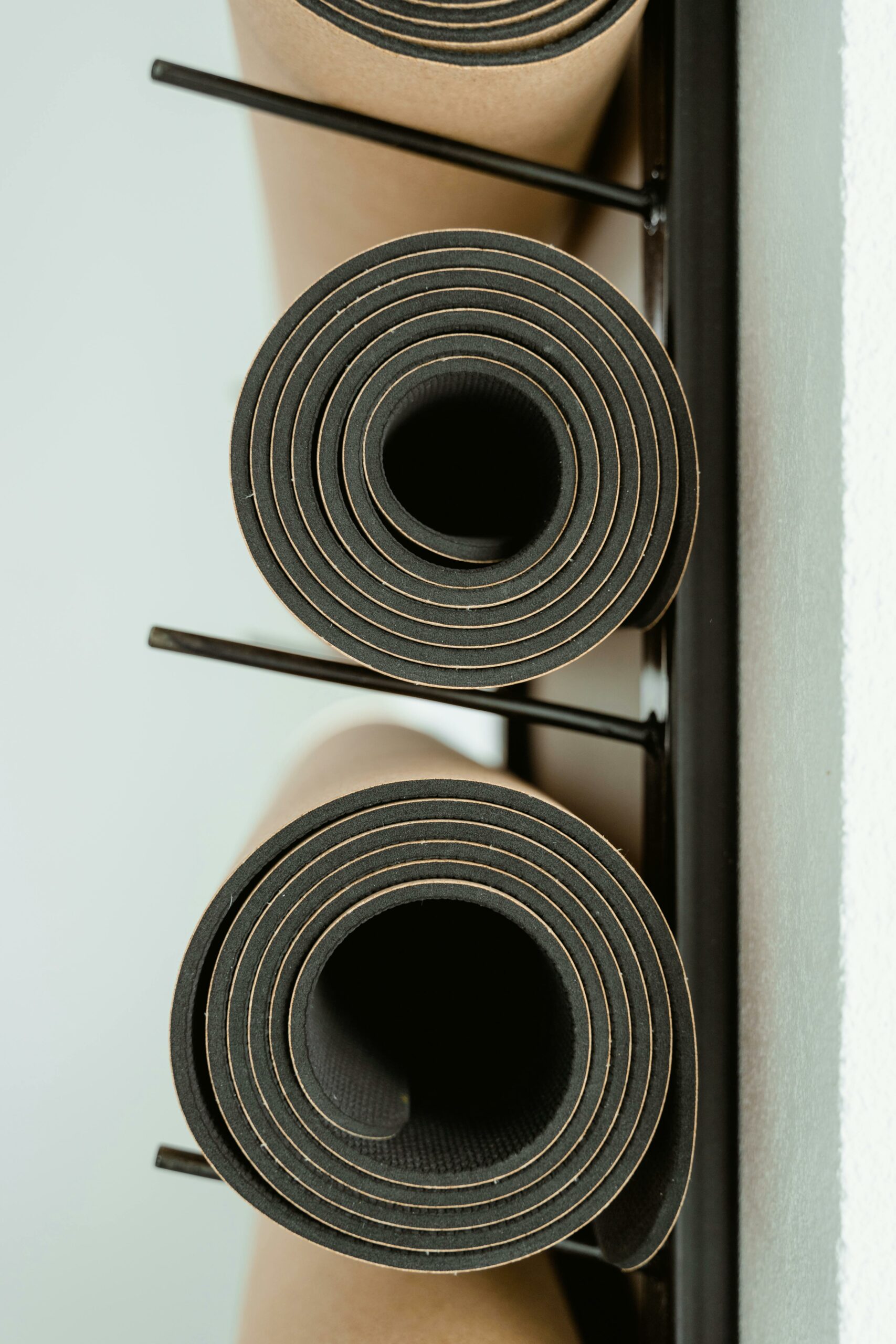 Tapis de yoga alignés, illustration de séances de coaching sportif pour associations à Annecy